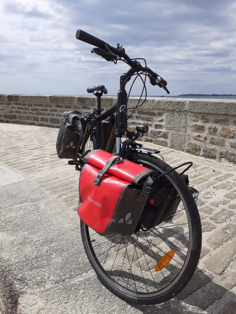 velo de voyage avec sacoches location terre de vélos Concarneau 